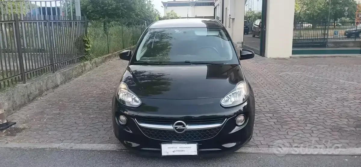 Usado Opel Adam Glam 87 CV (63 kW) 2015 Negro Utilitario