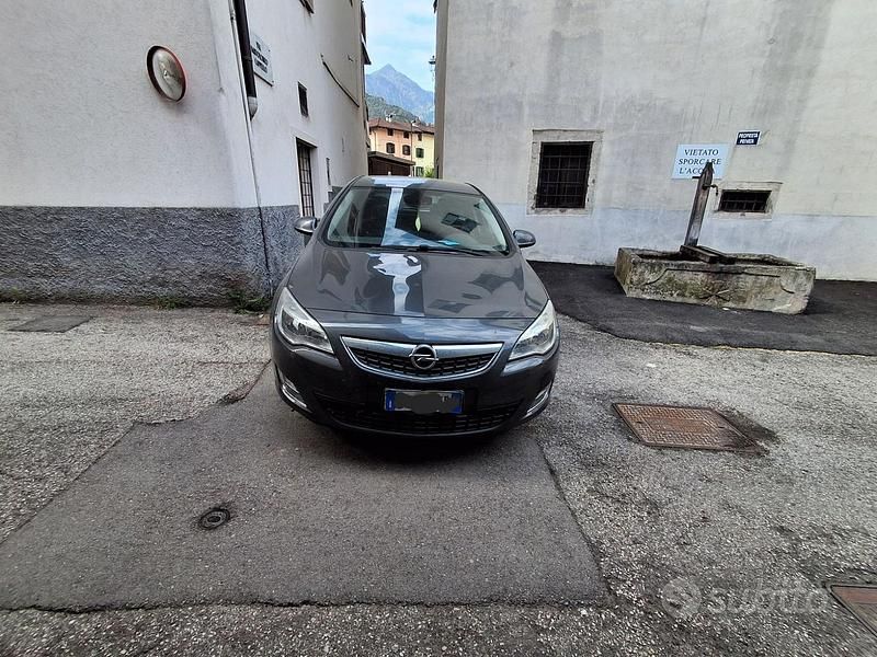 Usata Opel Astra 90 CV (66 kW) 2011 Berlina