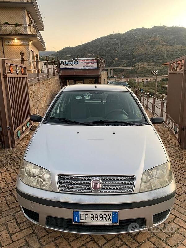 Grigio Usata 2010 Fiat Punto Active Tre volumi | 3900 € (Molto cara) - Immagine 1/4