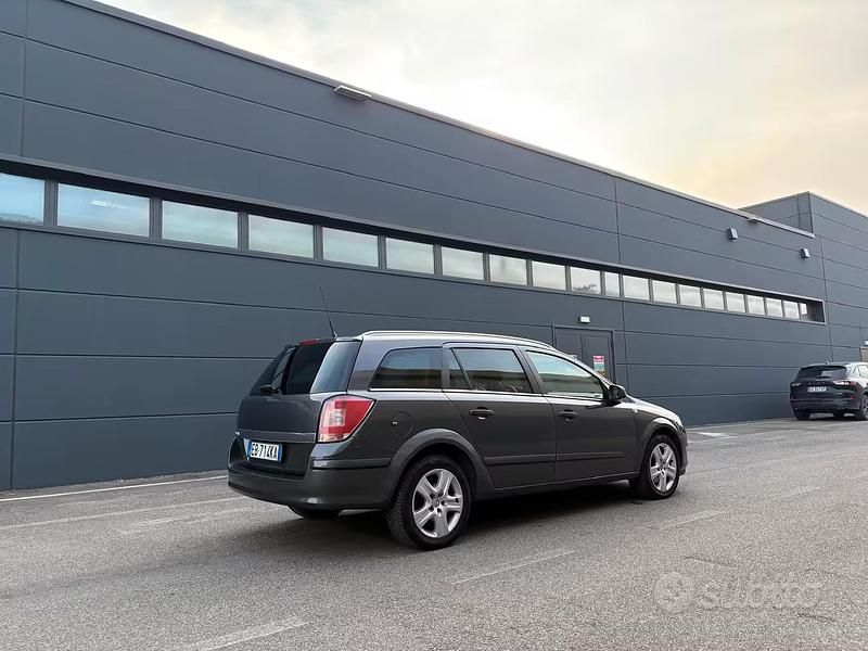 Usata Opel Astra 115 CV (84 kW) 2010 Grigio Station wagon