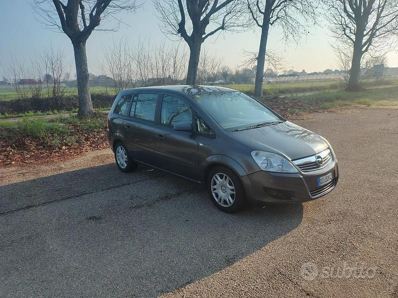 Usata Opel Zafira 2009 Grigio Monovolume