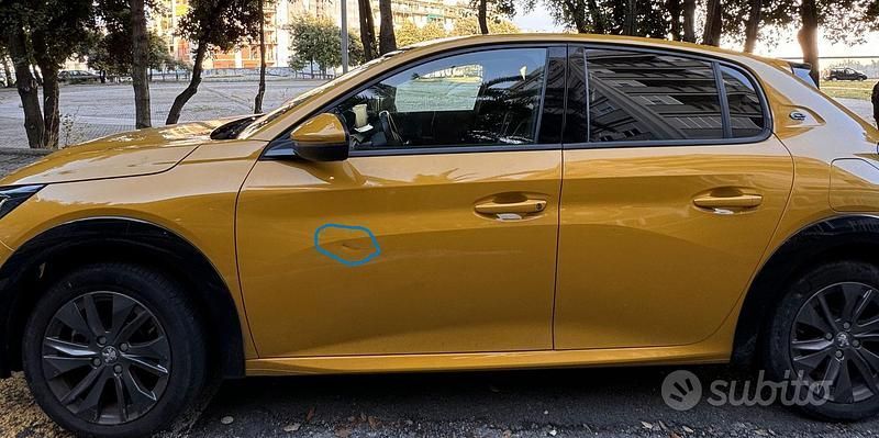 Usata Peugeot e-208 100 kW (136 CV) 2021 Giallo Utilitaria