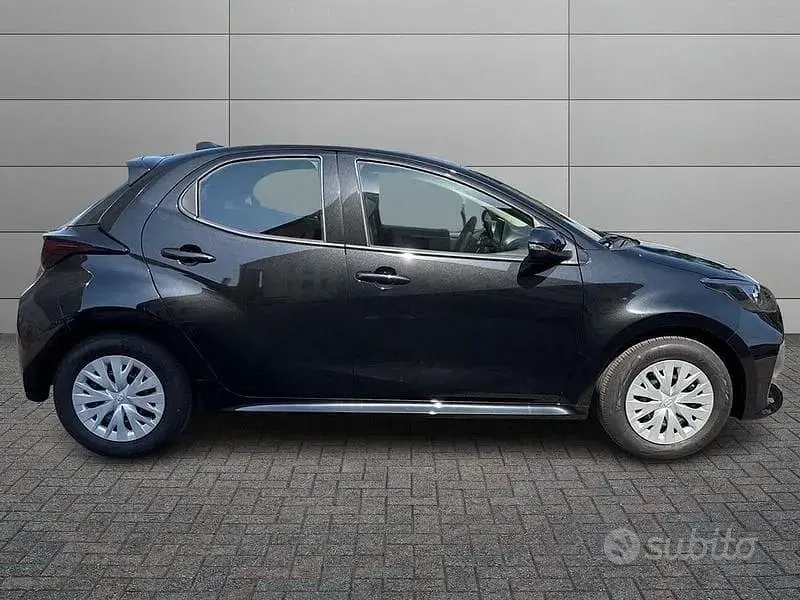Nuova Toyota Yaris Hybrid 2026 Nero Berlina