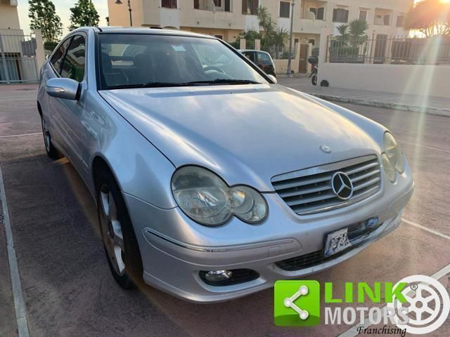 Usata Mercedes C220 Avantgarde 150 CV (110 kW) 2004 Argento metallizzato Berlina