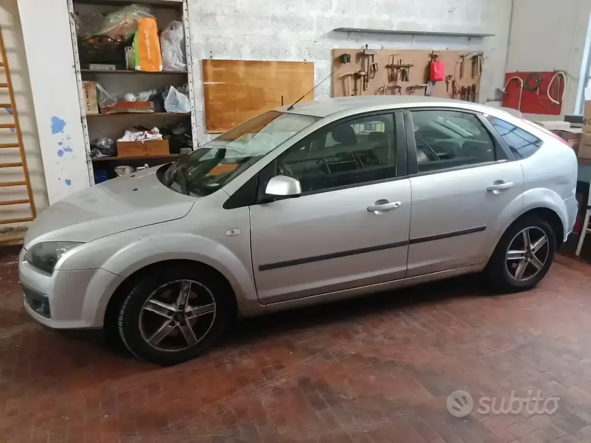 Usata Ford Focus 116 CV (85 kW) 2006 Grigio Berlina