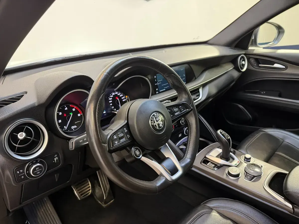 Begagnad Alfa Romeo Stelvio Ti 209 HK (153 kW) 2022 Grå SUV
