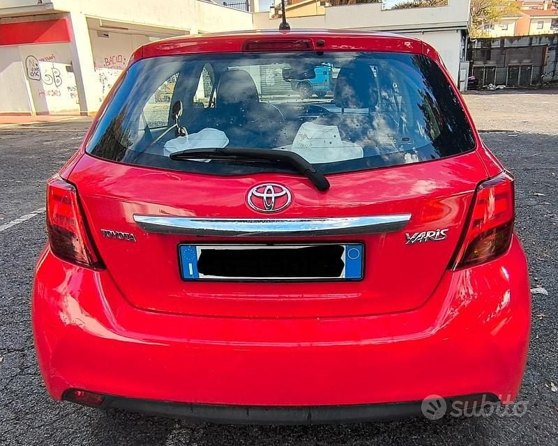 Usata Toyota Yaris Lounge 99 CV (72 kW) 2016 Rosso Berlina