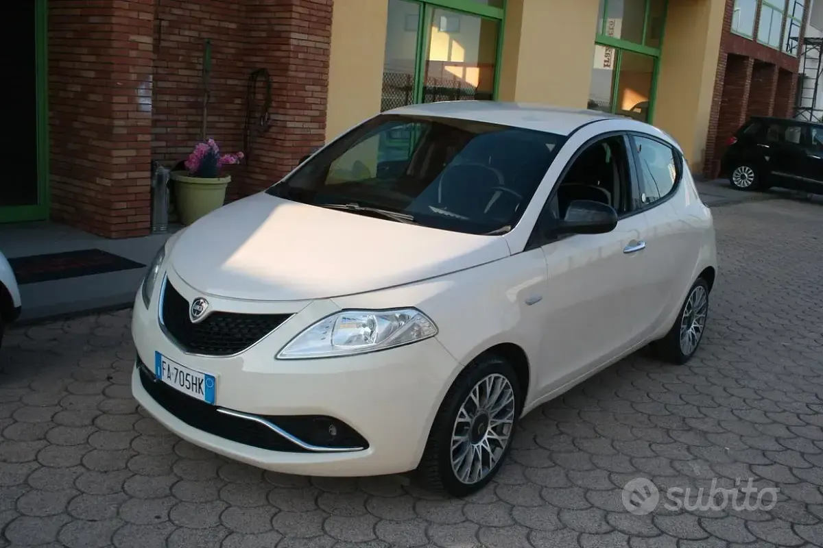 Usata Lancia Ypsilon 69 CV (50 kW) 2015 Beige Utilitaria