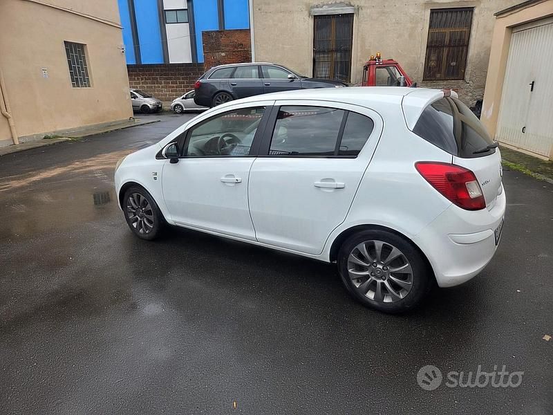 Usata Opel Corsa 75 CV (55 kW) 2011 Bianco Utilitaria