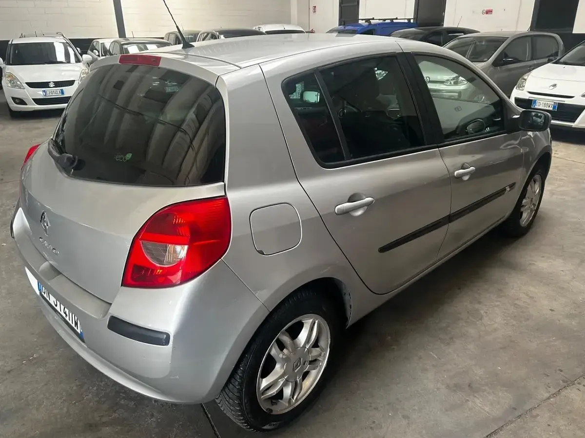 Usata Renault Clio II 75 CV (55 kW) 2008 Argento Utilitaria