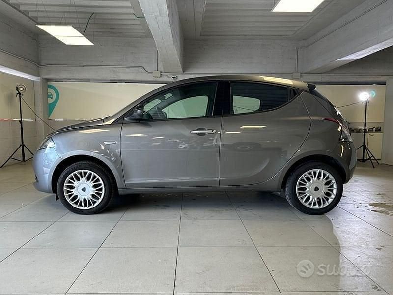 Usata Lancia Ypsilon Gold 70 CV (51 kW) 2024 Grigio Utilitaria