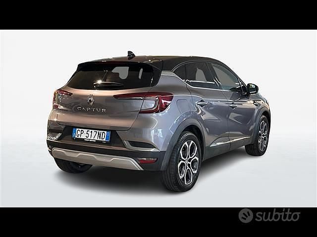 Usata Renault Captur Intens 101 CV (74 kW) 2023 Grigio chiaro SUV