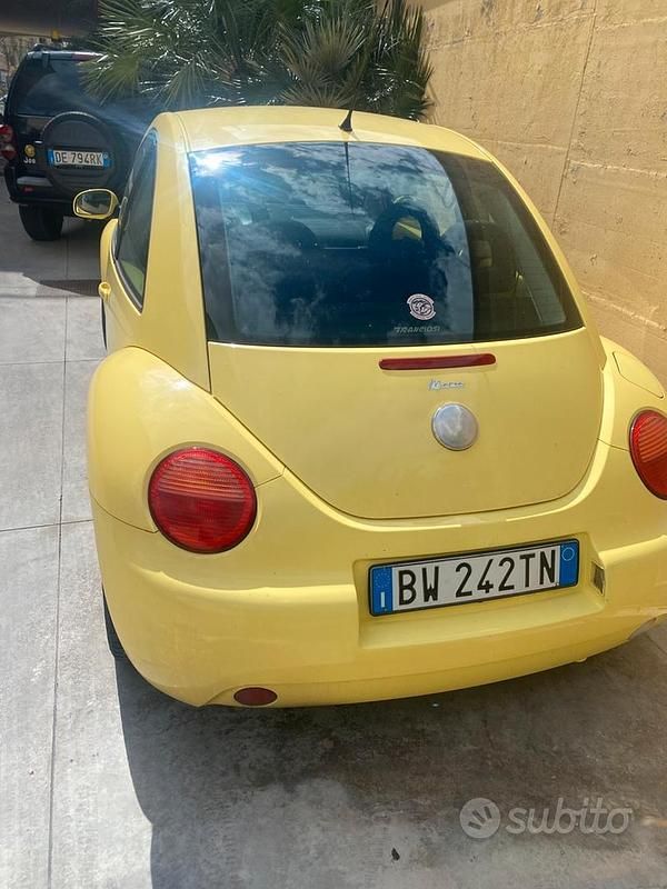 Begagnad VW New Beetle 90 HK (66 kW) 2001 Gul Halvkombi