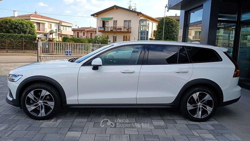 Usata Volvo V60 CC Core 197 CV (144 kW) 2022 Bianco Station wagon