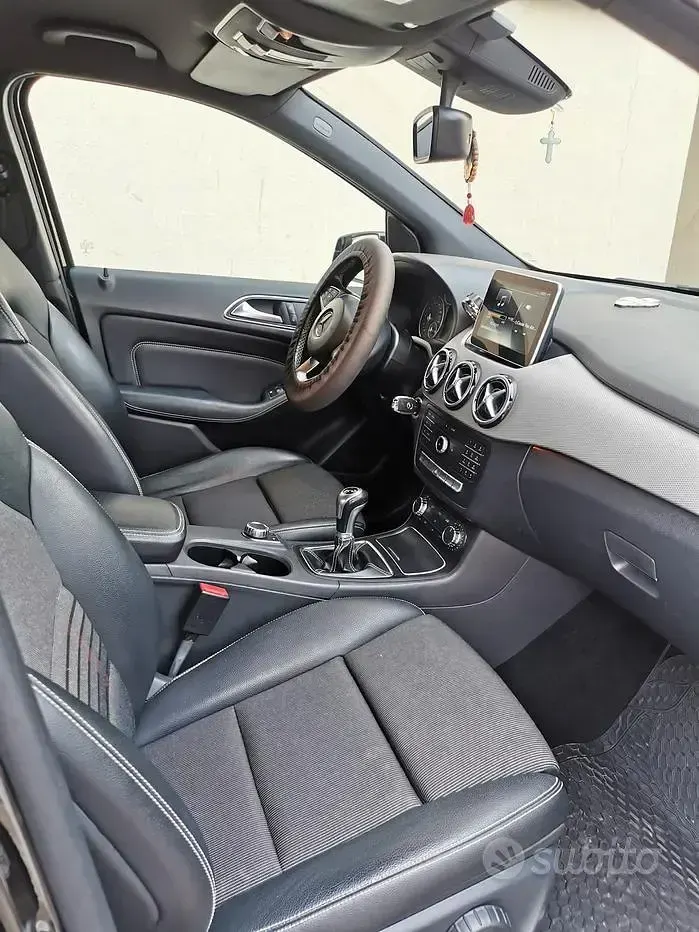 Usata Mercedes B200 156 CV (114 kW) 2015 Nero Utilitaria