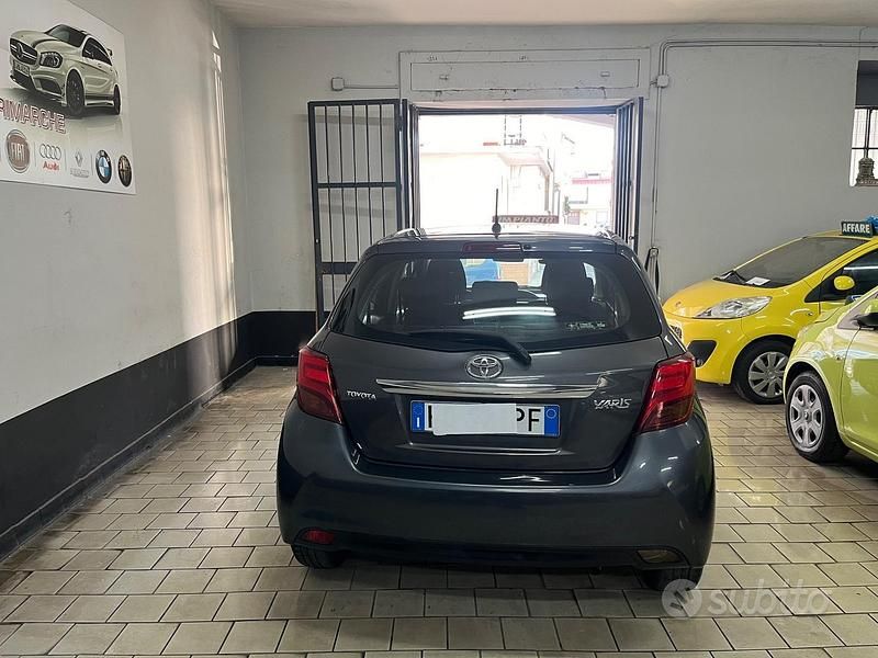 Usata Toyota Yaris Lounge 69 CV (50 kW) 2016 Grigio Berlina