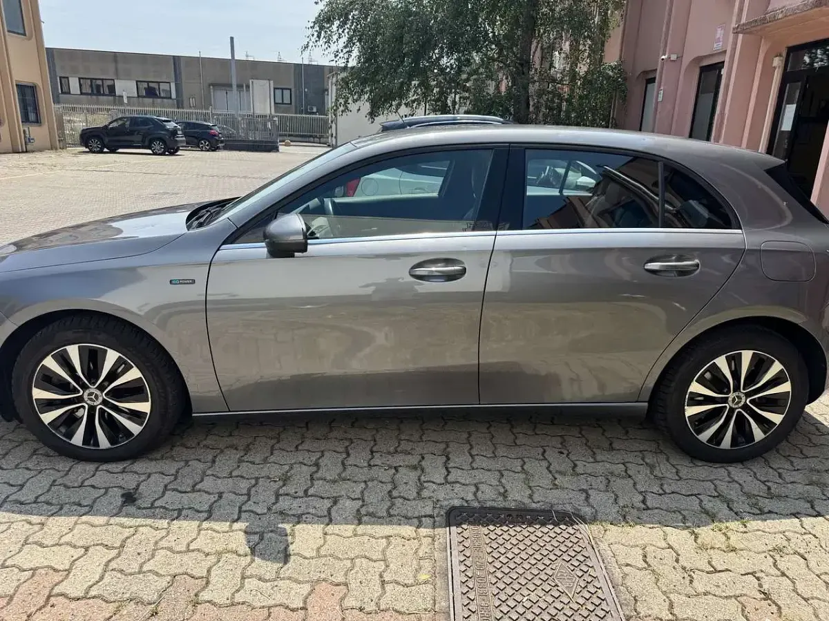 Usata Mercedes A250 Business 160 CV (117 kW) 2021 Grigio montagna Berlina