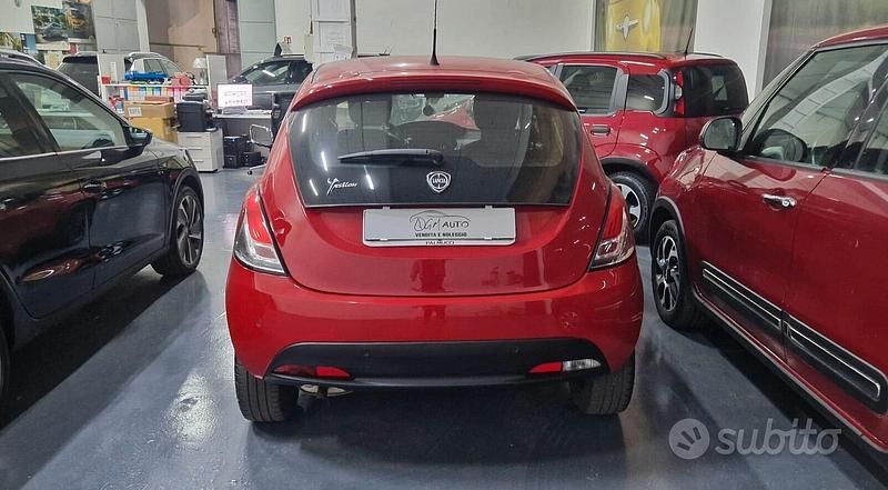 Usata Lancia Ypsilon 69 CV (50 kW) 2019 Rosso Utilitaria