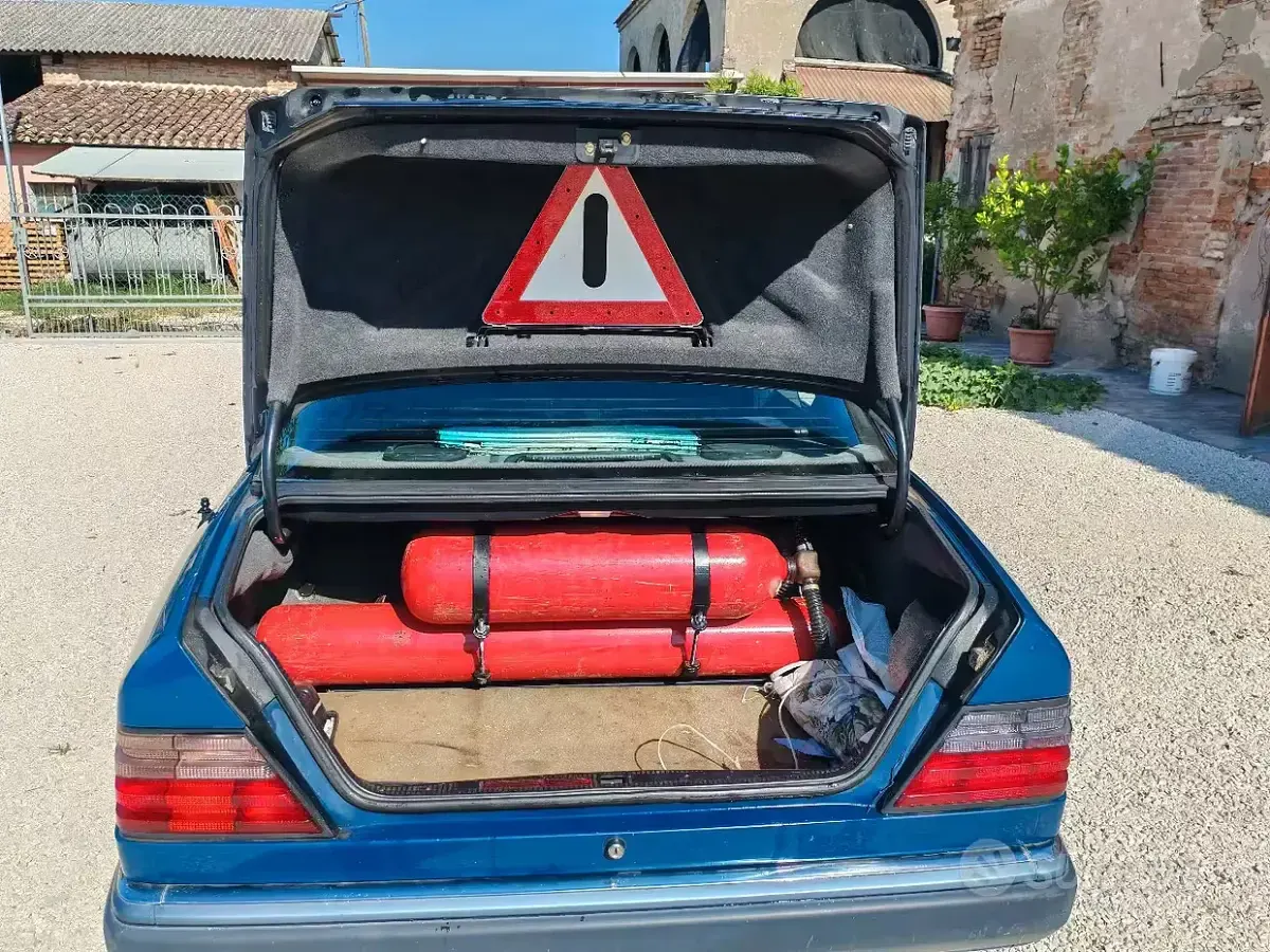 Usata Mercedes 200 122 CV (89 kW) 1990 Bluazzurro Berlina