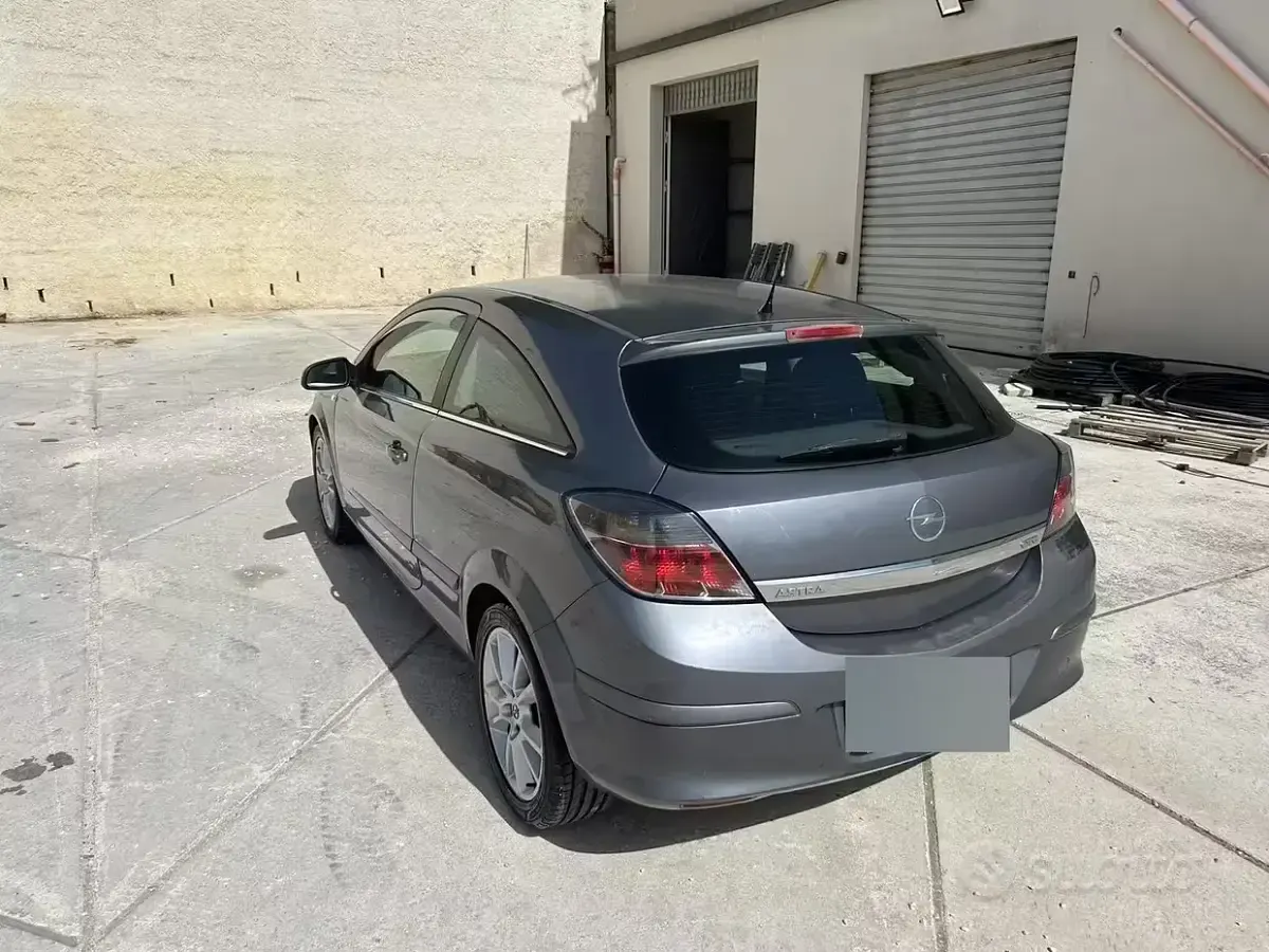 Usata Opel Astra GTC Cosmo 101 CV (74 kW) 2007 Grigio Coupé
