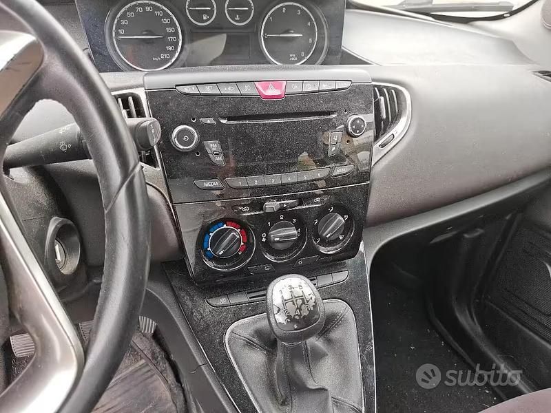 Usado Lancia Ypsilon S 95 HP (69 kW) 2013 Branco Citadino
