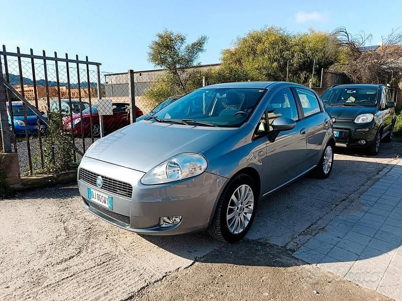Grigio Usata 2007 Fiat Grande Punto Dynamic Due volumi | 2900 € (Buon prezzo) - Immagine 1/4