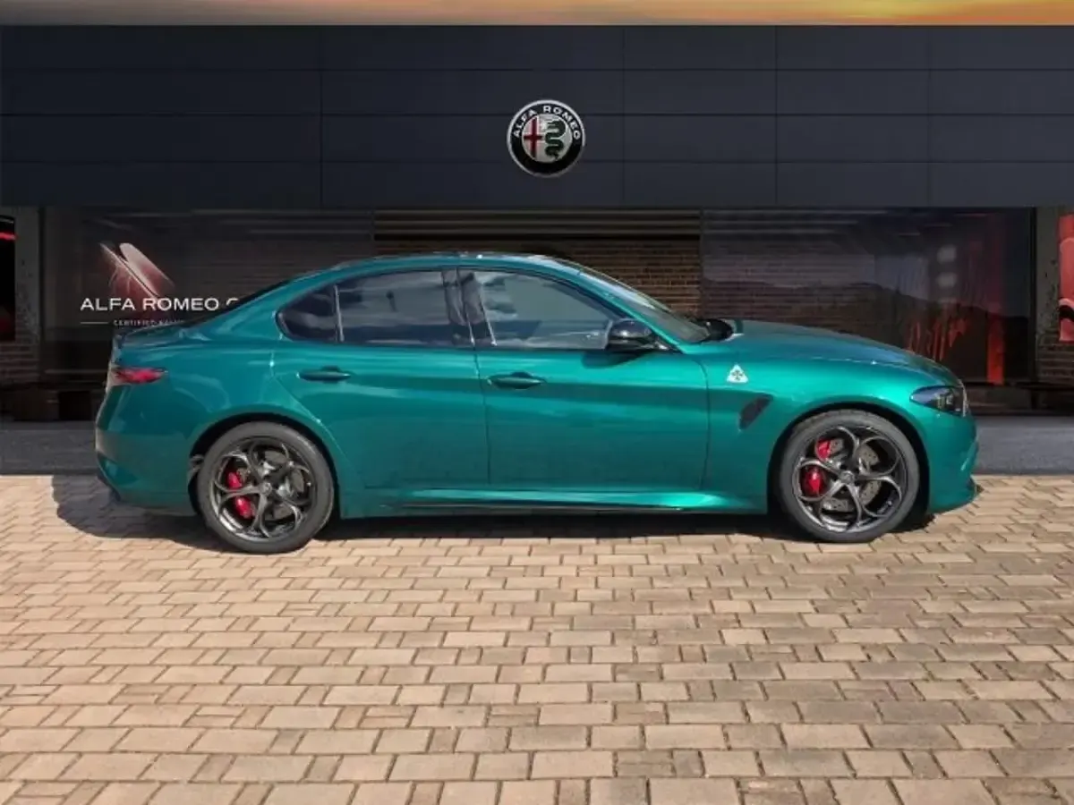 Nuova Alfa Romeo Giulia Quadrifoglio 519 CV (381 kW) 2026 Verde Berlina