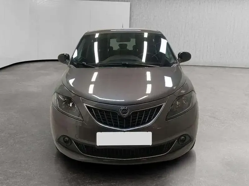 Usata Lancia Ypsilon Gold 70 CV (51 kW) 2021 Grigio pastello Utilitaria