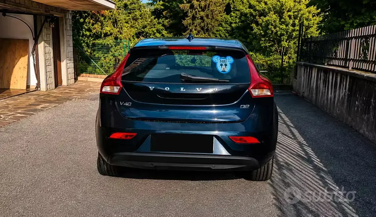 Usata Volvo V40 Momentum 120 CV (88 kW) 2016 Bluazzurro Berlina