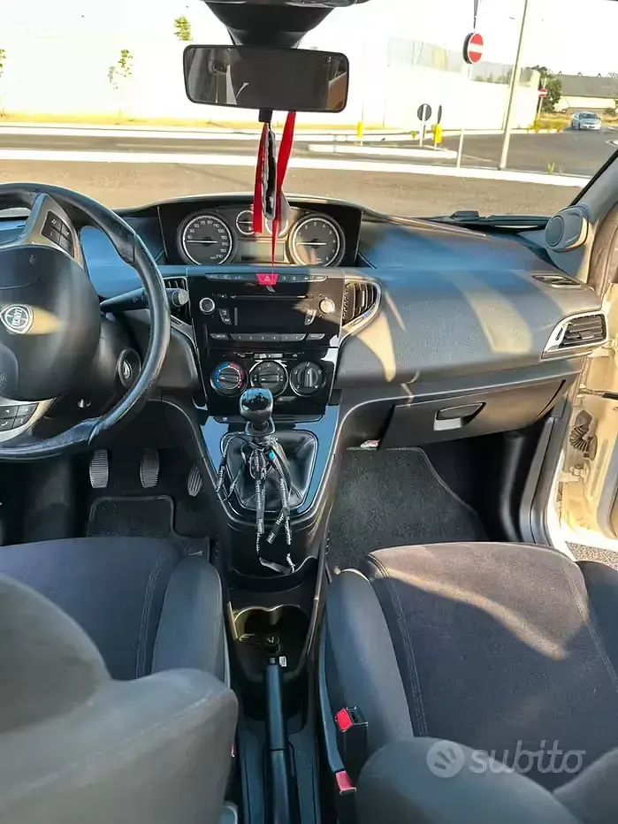 Usata Lancia Ypsilon Platinum 69 CV (50 kW) 2015 Bianco Utilitaria