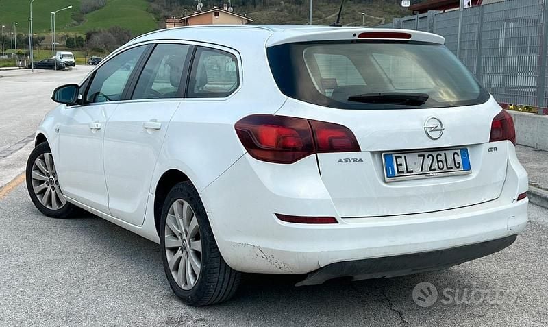 Usata Opel Astra 110 CV (80 kW) 2012 Bianco Station wagon