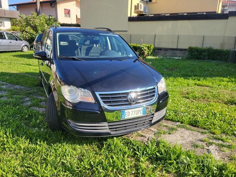 Nero Usata 2010 VW Touran Monovolume | 4700 € (Buon prezzo) - Immagine 1/4