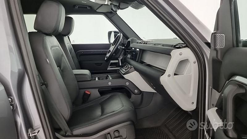 Usata Land Rover Defender SE 249 CV (183 kW) 2023 Grigio SUV