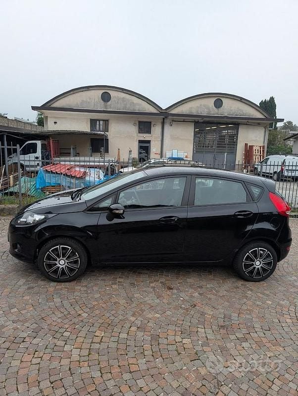 Usata Ford Fiesta 82 CV (60 kW) 2010 Nero Berlina