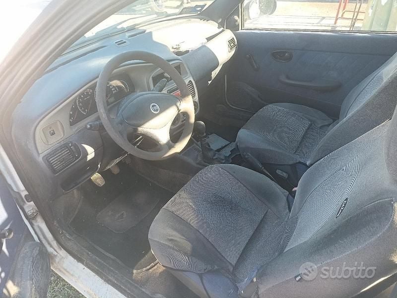 Begagnad Fiat Strada 60 HK (44 kW) 2004 Vit Pickup