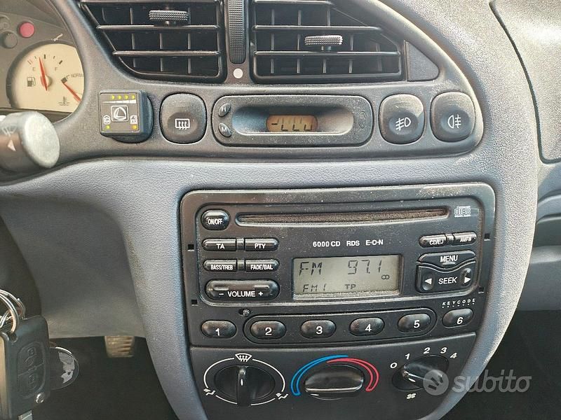 Gebraucht Ford Fiesta 75 PS (55 kW) 1998 Blau Kleinwagen