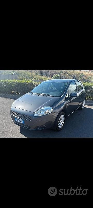 Grigio Usata 2009 Fiat Grande Punto Due volumi | 3499 € (Buon prezzo) - Immagine 1/4