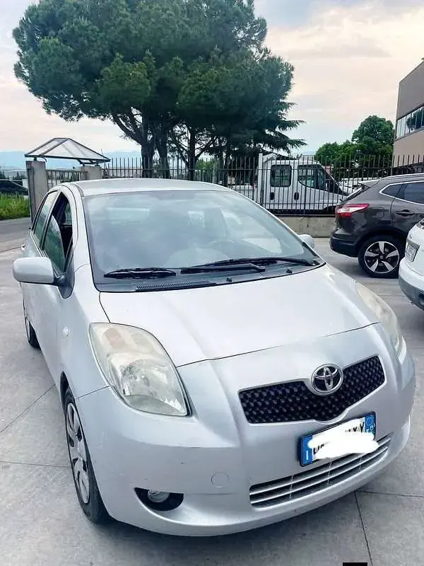 Usata Toyota Yaris 87 CV (63 kW) 2007 Grigio Utilitaria