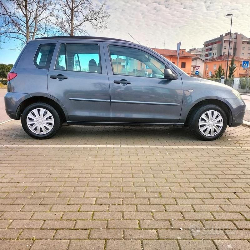 Usata Mazda 2 68 CV (50 kW) 2004 Grigio Utilitaria