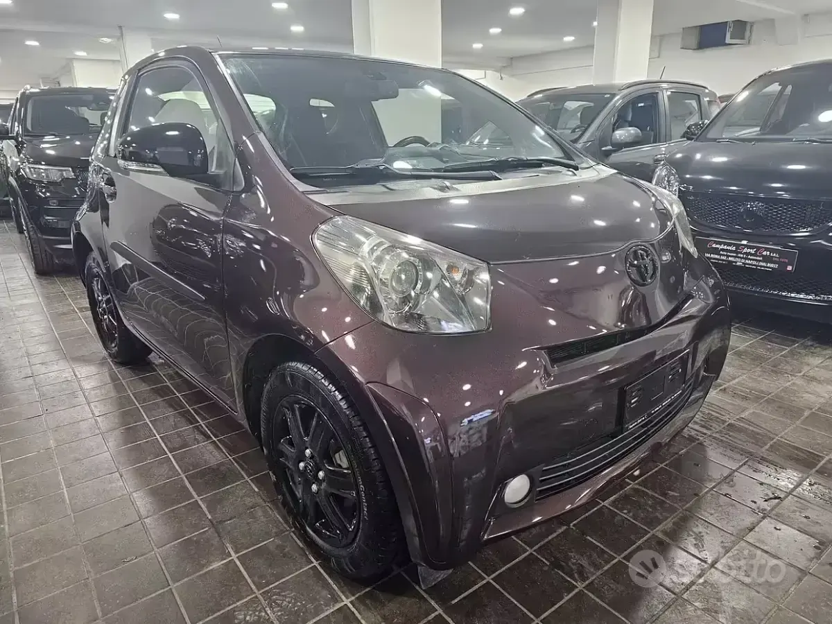 Usata Toyota iQ BlackLine 68 CV (50 kW) 2010 Viola Utilitaria