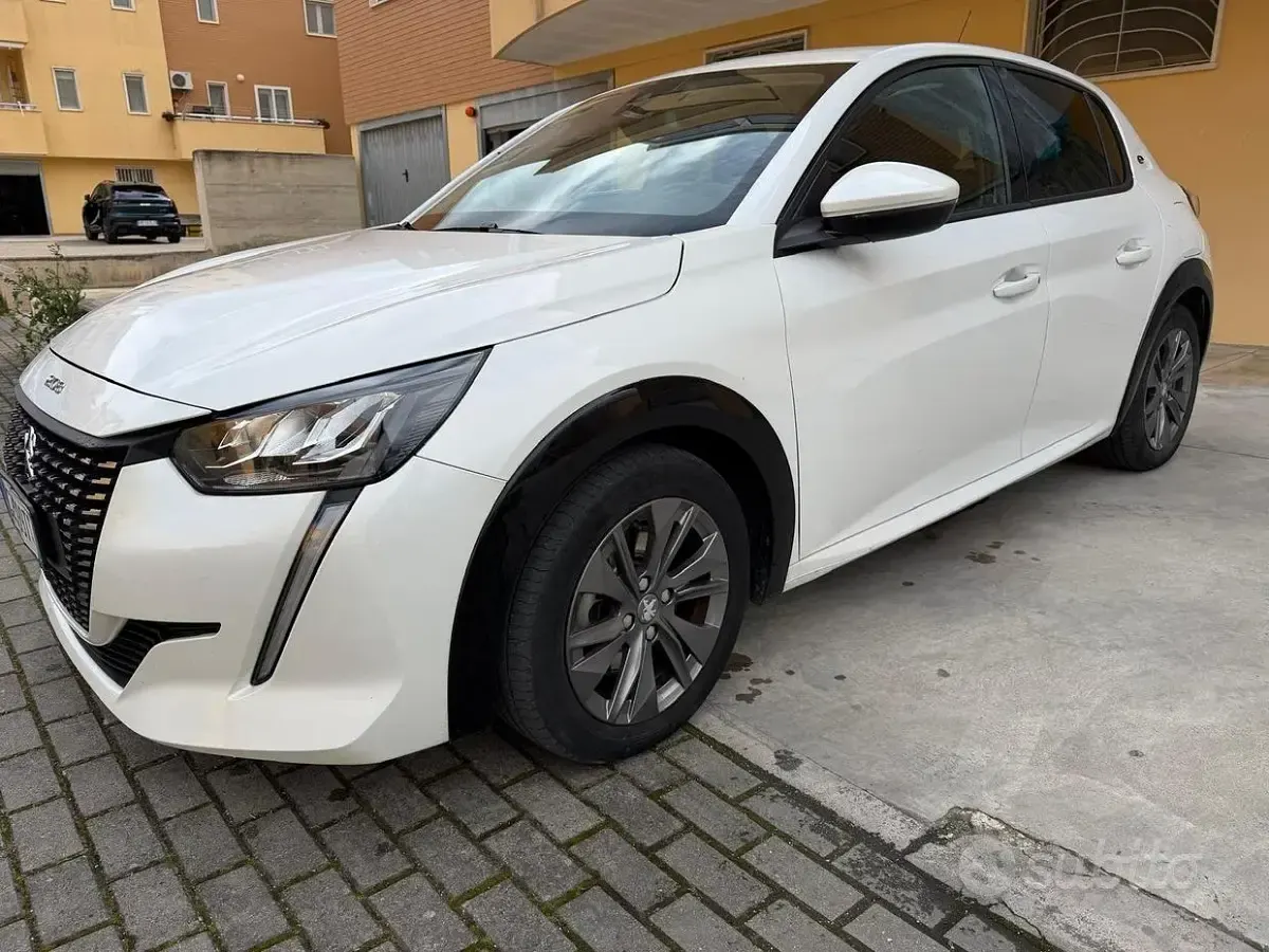 Usata Peugeot e-208 56 kW (77 CV) 2021 Bianco Utilitaria