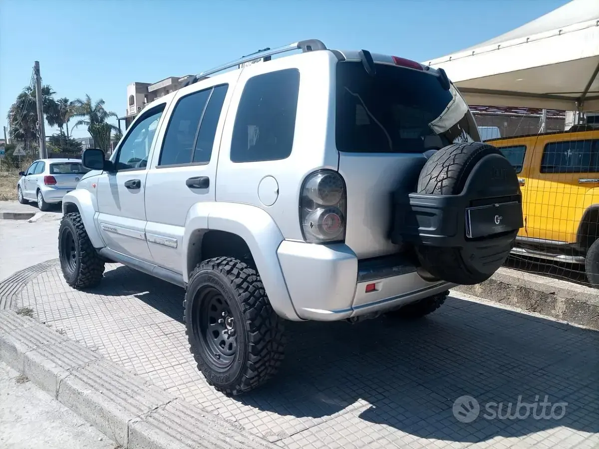 Usata Jeep Cherokee 163 CV (119 kW) 2006 Grigio SUV