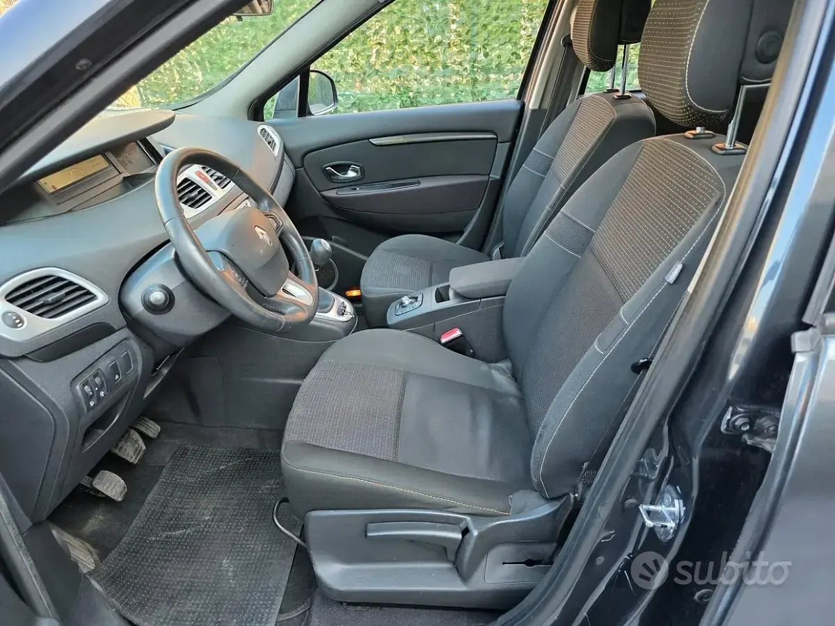 Usata Renault Scénic 110 CV (80 kW) 2010 Grigio Monovolume