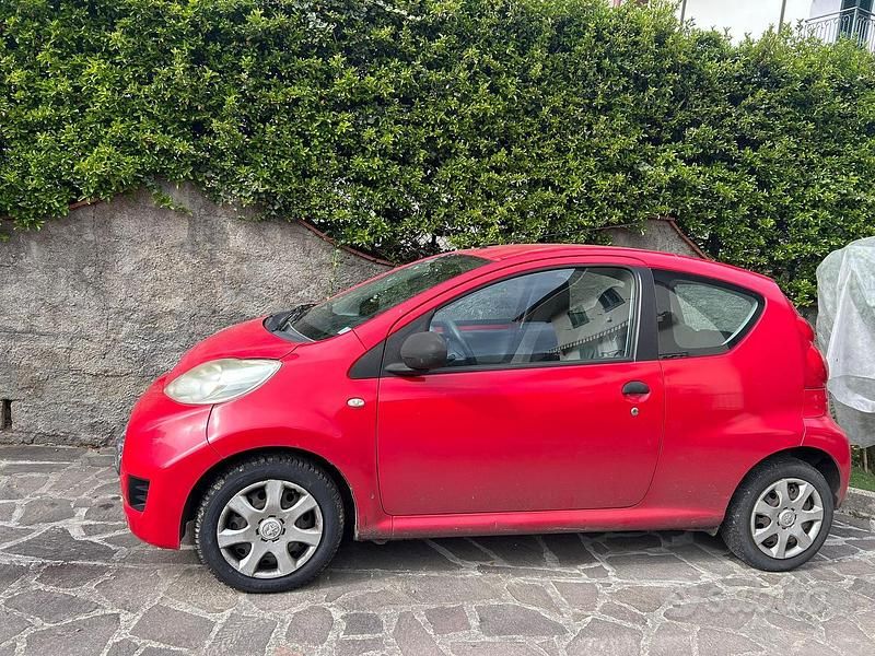 Usata Peugeot 107 Access 68 CV (50 kW) 2011 Rosso Utilitaria