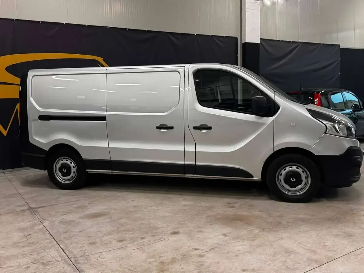 Usata Renault Trafic 101 CV (74 kW) 2018 Argento Monovolume