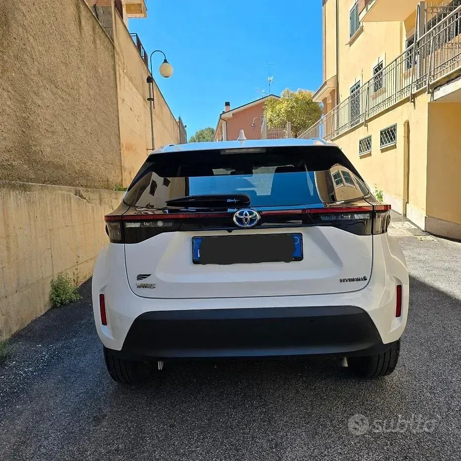 Usata Toyota Yaris 92 CV (67 kW) 2024 Bianco Utilitaria