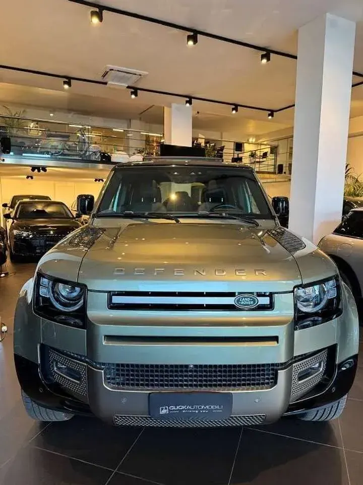 Usata Land Rover Defender SE Dynamic 200 CV (147 kW) 2024 Verde SUV