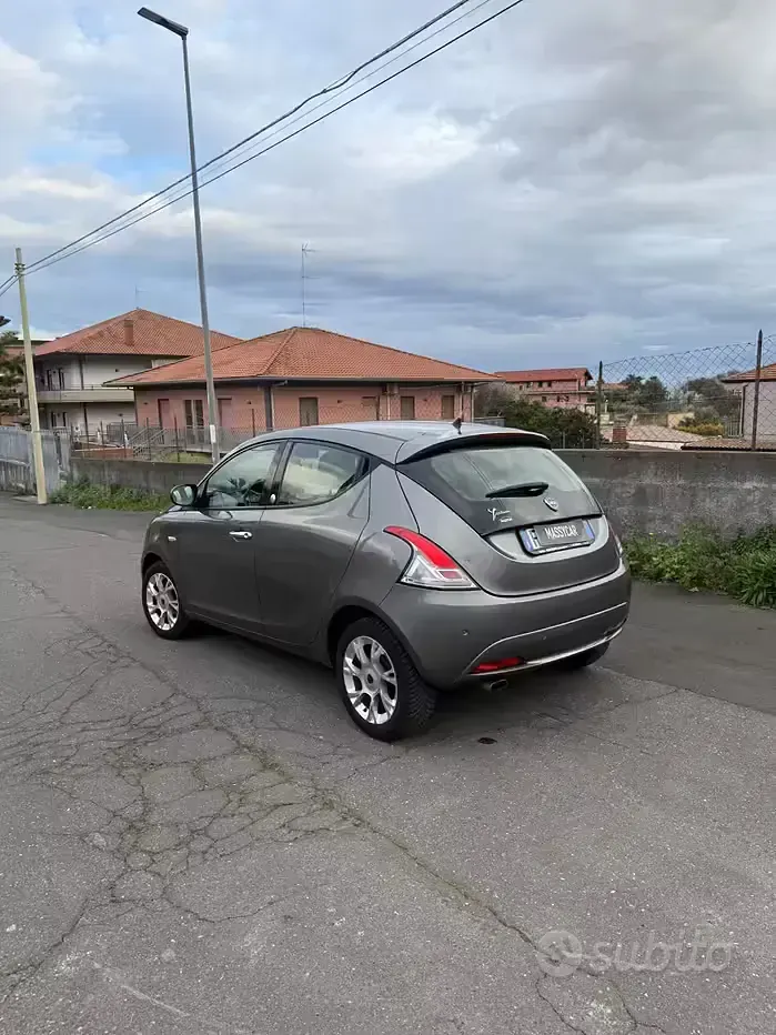 Usata Lancia Ypsilon Gold 69 CV (50 kW) 2016 Grigio Utilitaria
