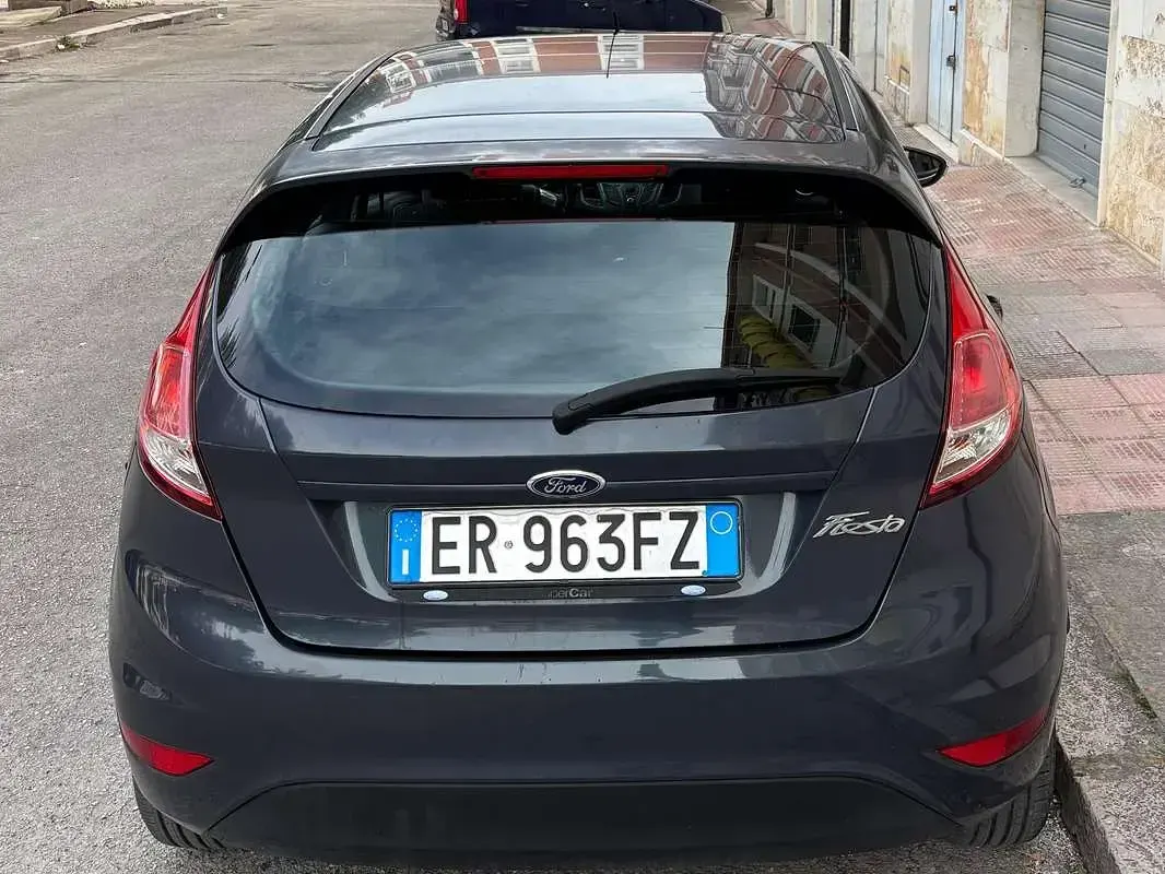 Usata Ford Fiesta 97 CV (71 kW) 2013 Grigio Berlina