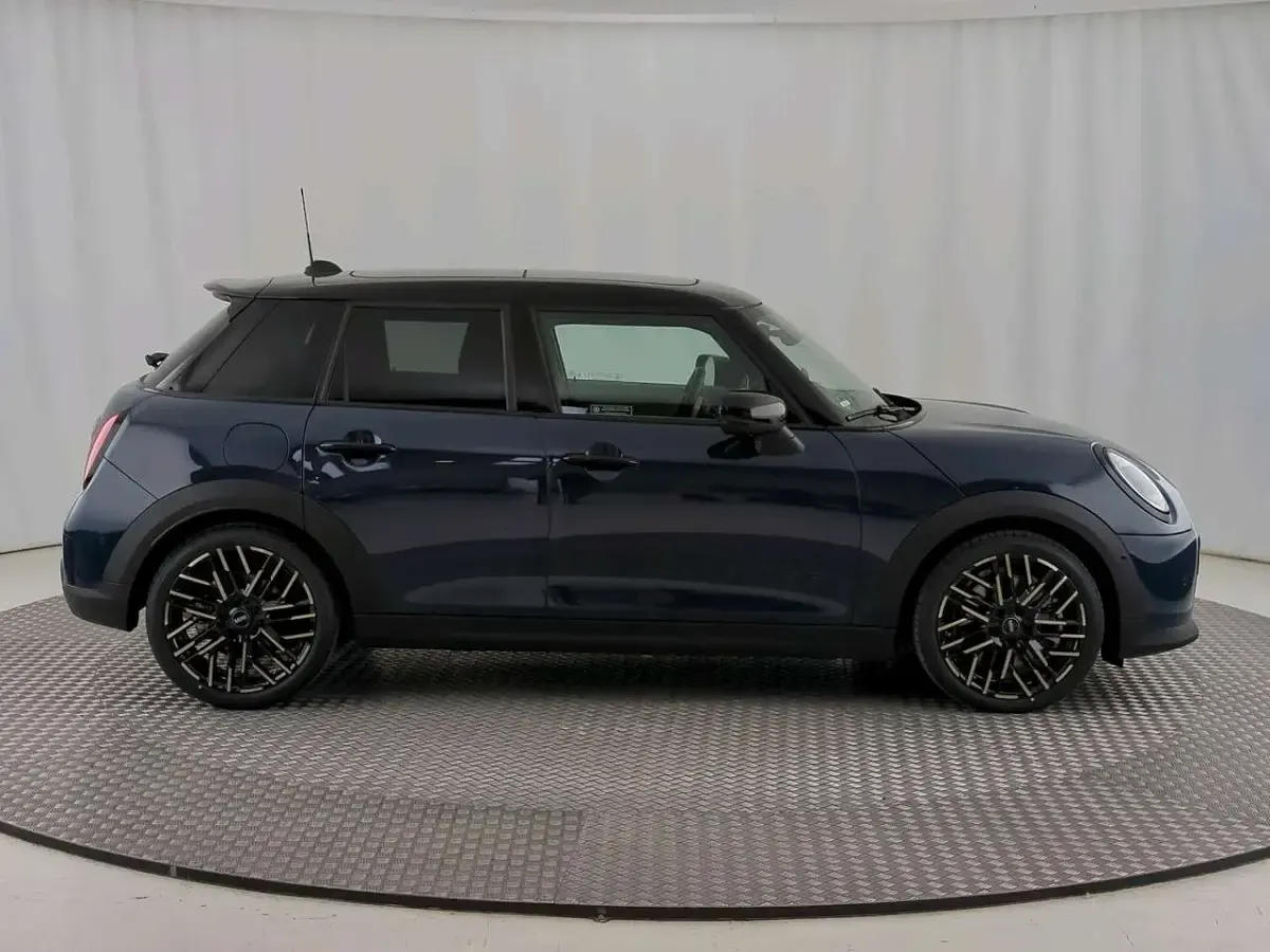 Usata Mini Cooper Favoured 204 CV (150 kW) 2024 Blu/azzurro Utilitaria